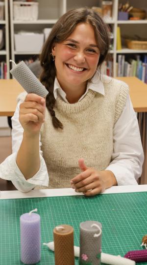 Nainen ja mehiläisvahakynttilät, Valokuvaaja Hilja Mustonen