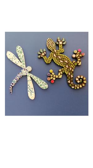 valkoinen sudekorento mosaiikista ja kellertävä lisko liilalla taustalla