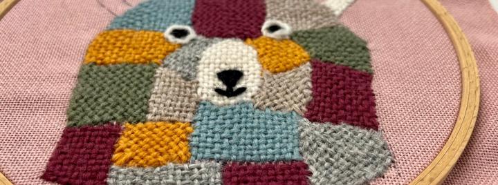 nallen-kuva-on-kirjottu-mosaiikkitekniikalla-taito-kasityokurssilla