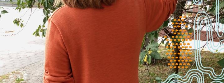 oranssi merinovillamekko naisen päällä