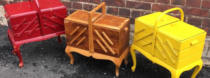 Kolme kauniisti entisöityä ompelulaatikkoa.