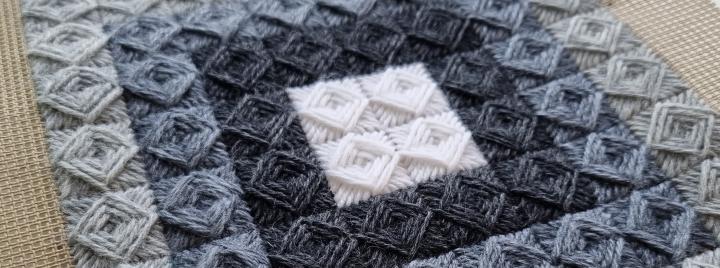 harmaan-savyinen-pikselikirjonta-olli-langasta